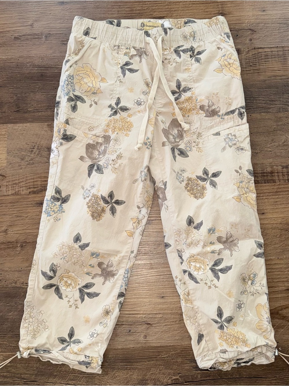 Floral Crop Pants Size 12 Beige Cargo Pockets Capris High Rise Boho Lightweight